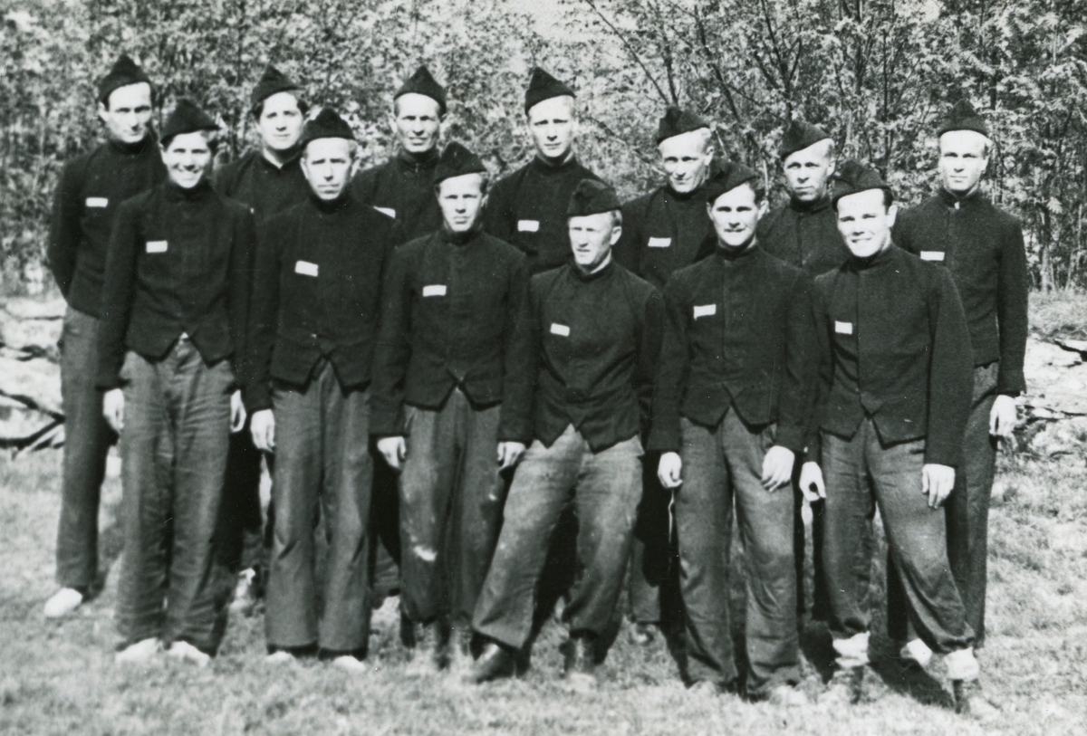 Norske idrettsgutter som fanger på Grini 1943-1944. Birger Ruud i midten foran. Til venstre for Birger står broren Asbjørn. Helt til høyre i første rekke står Georg Thrane.