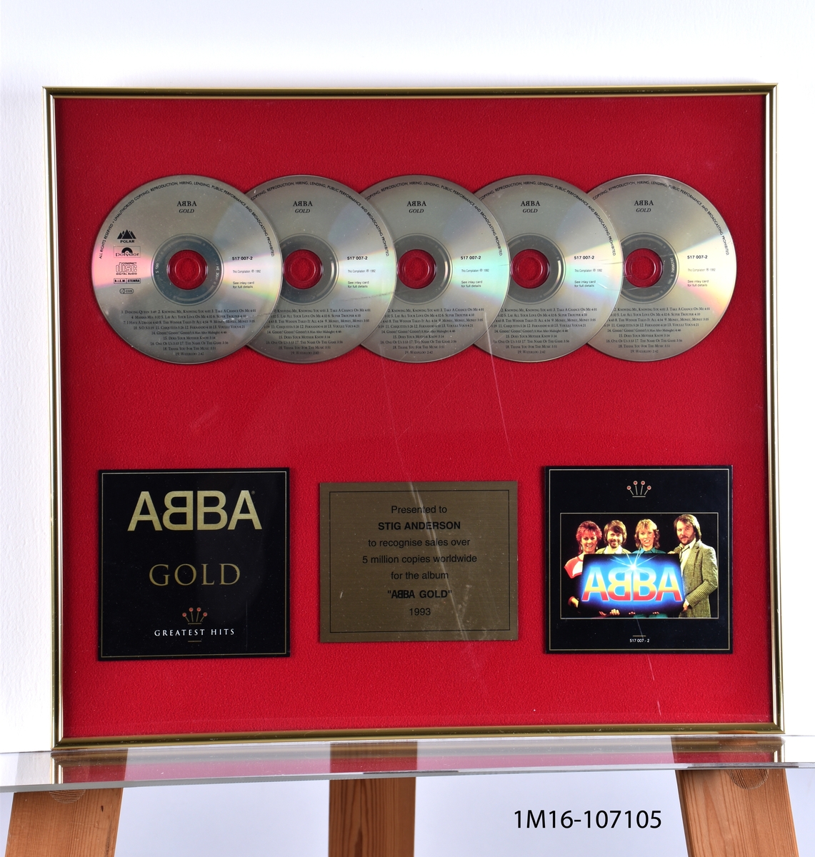 Diplom för ”ABBA GOLD Greatest hits”. Fem CD-skivor uppradade. Under dem två stycken skivkonvolut och mellan dem en plakett. Röd bakgrund och gudfärgad ram.

Påskrift: Presented to STIG ANDERSSON to recognise sales over 5 million copies worldwide for the album “ABBA GOLD” 1993.