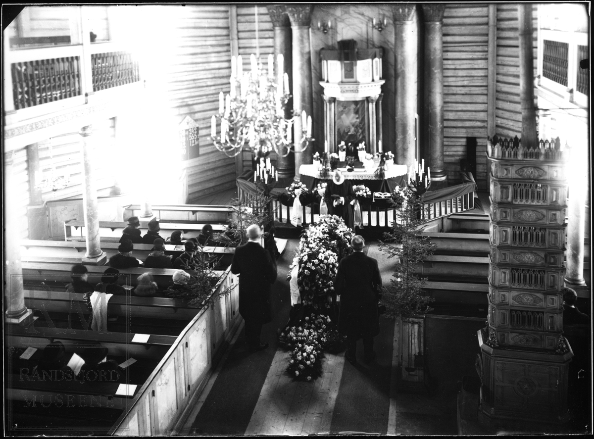 Begravelsesermoni fra en kirke.