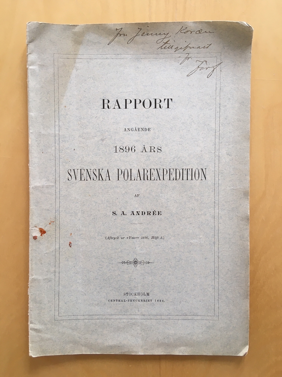 "Rapport angående 1896 års Svenska Polarexpedition", av S A Andrée, 14 sidor. Särtryck ur Ymer 1896, häfte 3.

Av författaren tillägnad hans storasyster Jenny.