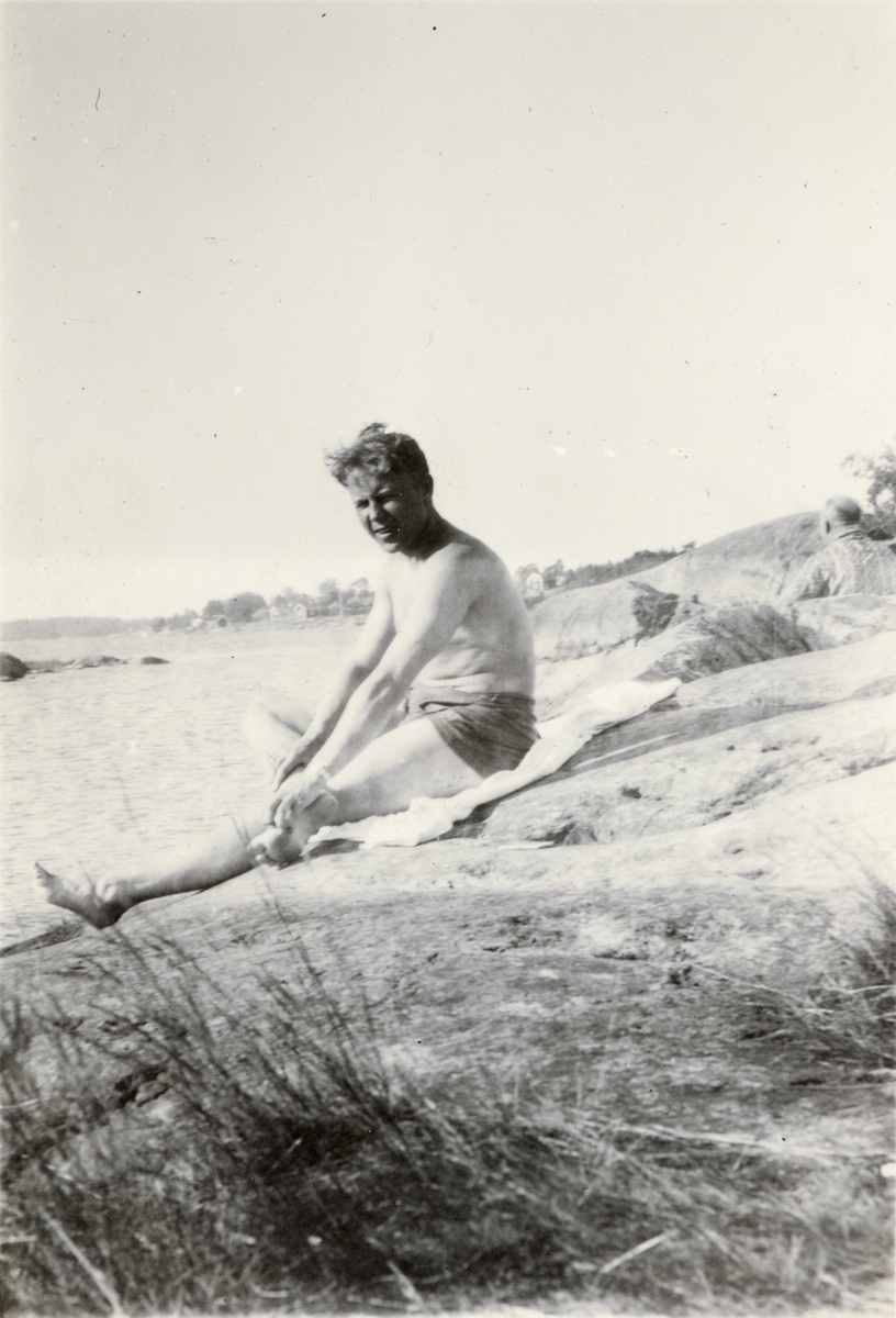 Text i fotoalbum: "AIHS hk fältkörningen sommaren 1934. Bo solbadar".