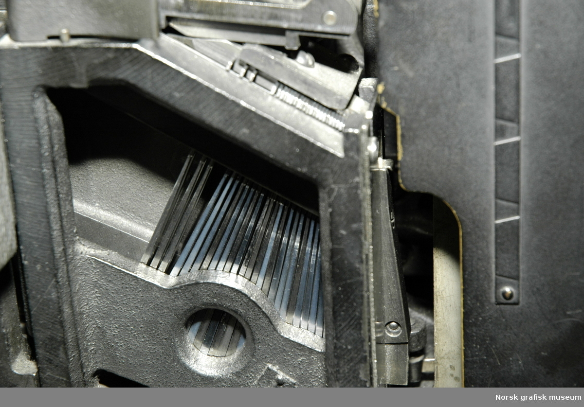 Linotype modell 31 No. 68872
Funksjon: Sette og støpe blylinjer til bøker/aksidens/aviser.
