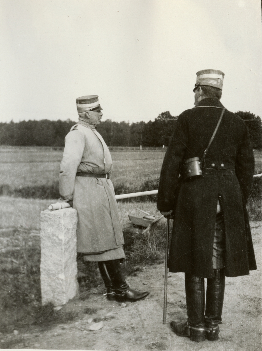 Text i fotoalbum: "Förbindelsekursen 1920". Soldater på fältövning.