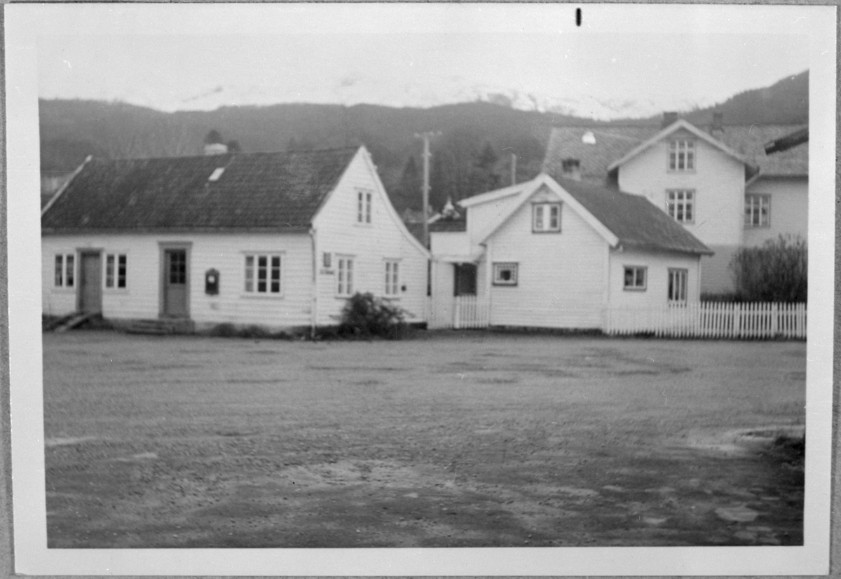 Utsnitt frå Skånevik, ca. 1950. Det gamle posthuset til venstre.