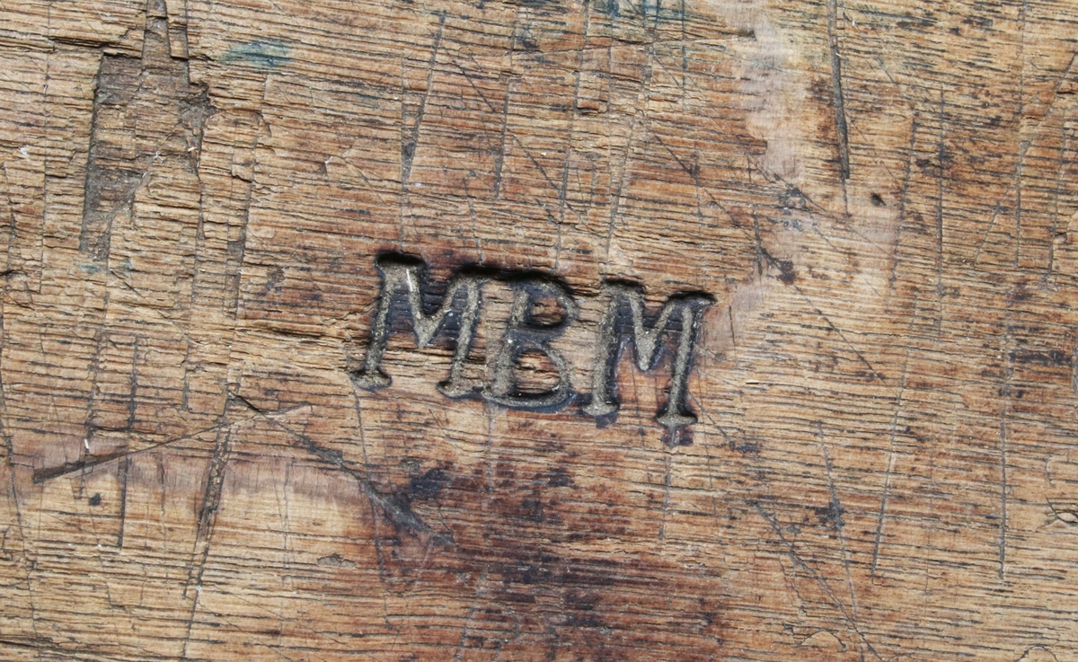 Mangelbräde i brunbetsad ek. Bruks- och färgslitage. Profilerade kanter; handtag av annat trä; infällt, i stiliserad hästform. På ovansidan brännstämplad: "MBM". (Gunnar Blomgren)

Mangelbräde eller kavelbräde är ett redskap av trä som använts för mangling av textilier. Mangelbrädet användes tillsammans med en kavel, en slät rulle av trä. Den textil som skulle manglas, rullades upp på kaveln, på ett bord eller annat slätt underlag. Under hårt tryck, rullades kaveln med hjälp av mangelbrädet, fram och tillbaka över bordet. (Wikipedia)