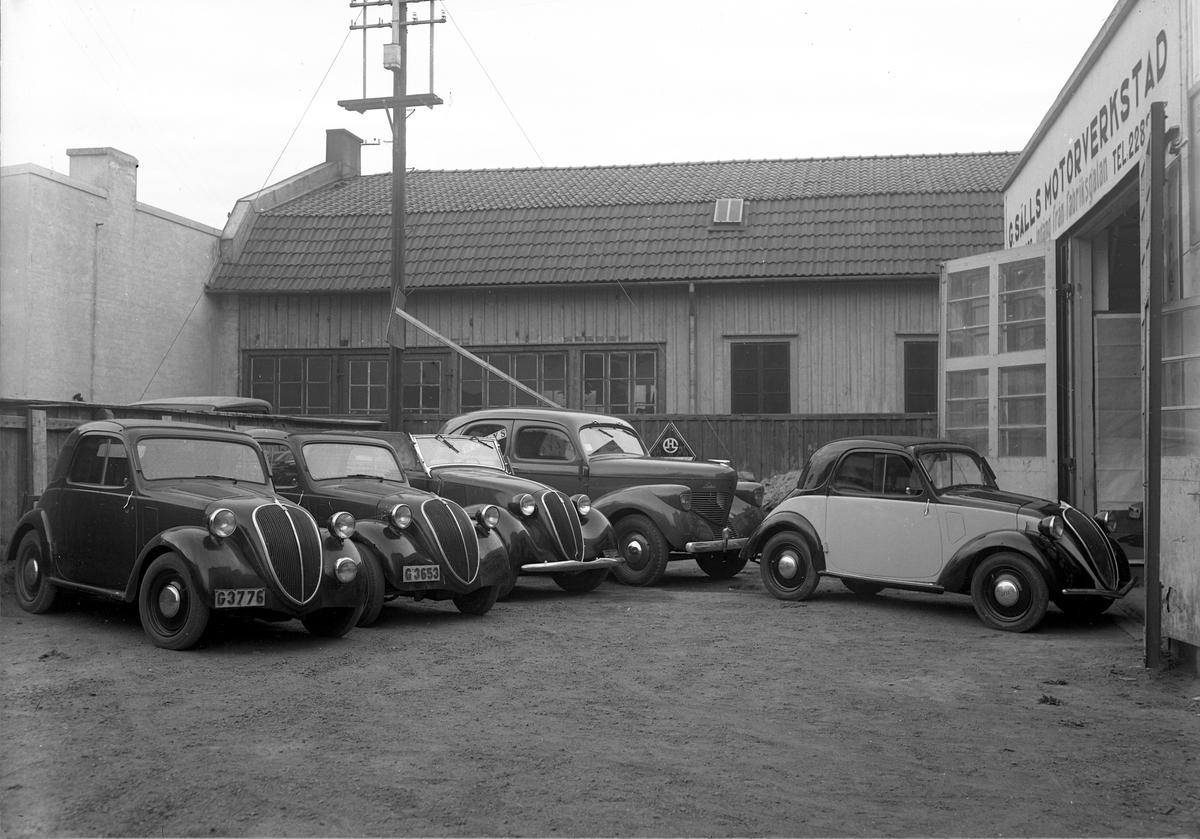 Ett antal Fiat Puntolino på en gård i Växjö. Längst bort syns också en Willys Overland 1939.