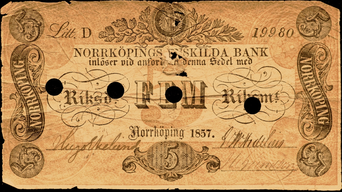 En gul sedel på Fem Riksdaler från Norrköpings Enskilda Bank från 1857. Serienummer 19 980 tryckt på höger sida. Tre signaturer på sedeln. Högst upp i mitten Norrköpings gamla stadsvapen i form av ett N krönt med en krona, en spira och en yxa.
Makulerad genom fyra runda hål i mitten av sedeln.
På baksidan finns trycket spegelvänt och pappret är ofärgat. Liten klisterlapp på baksidan där den har fästs på en tavla.
Tillstånd vid förvärv: Hål vid stadsvapnet och där klisterlappen suttit på sedeln. Sedeln allmänt skör.