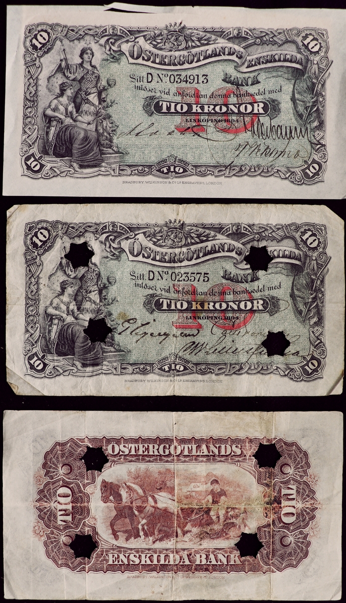 Tre gröna sedlae på tio kronor från Östergötlands Enskilda Bank från1894. Serienummer 23575, 34913 och 89158, tryckt till höger på sedeln. Tre signaturer på sedeln. Högst upp i mitten finns Östergötlands landskapsvapen. Längst till vänster är en bild på två kvinnor, en står och en sitter.
Baksidan har en bild av två hästar förspända för en plog och är rödfärgad.
Två av sedlarna är makulerade med fyra hål i form stjärnor. En sedel är fastklistrad på en pappskiva, de andra två har en klisterlapp på sedeln där den suttit klistrad på en tavla.
Tillstånd vid förvärv: Några vikningslinjer, men annars i gott skick. En av sedlarna är trasig på överkanten.