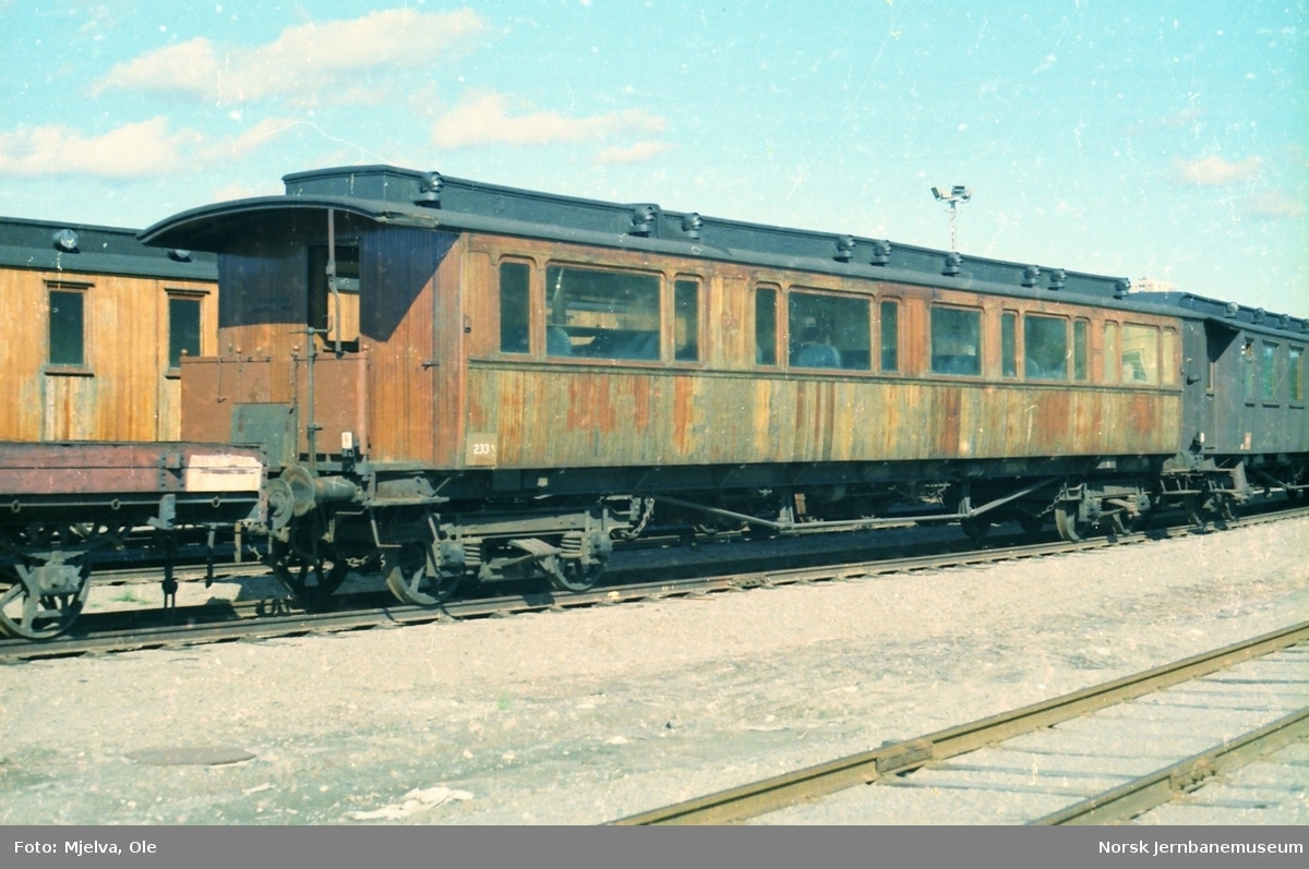 Utrangert personvogn litra Bo4d type 5 nr. 233, opprinnelig levert til Valdresbanen, på huggesporet ved Grorud Verksted