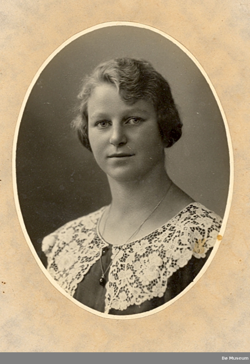 Josefine Kaspara Larsen. Brystbilde, ovalt, av kvinne i kjole m. stor krage.