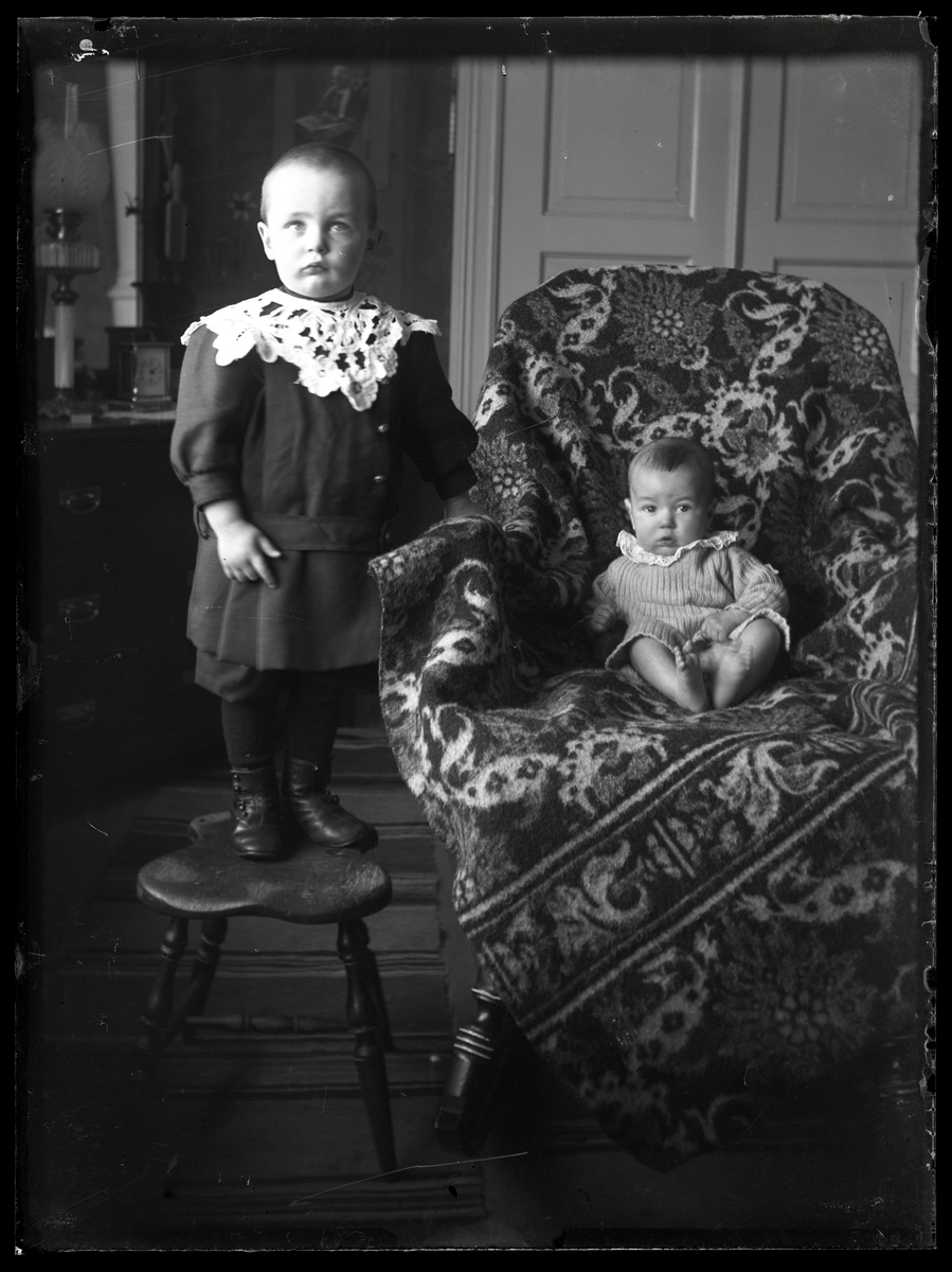 Två barn på stolar