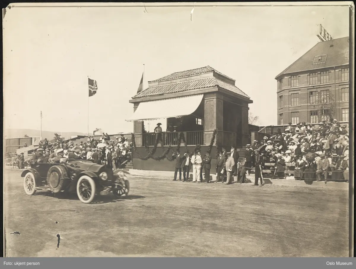 Jubileumsutstillingen 1914, Frogner stadion, billøp, bil, publikum, kongetribune, kongefamilien, fabrikkbygning, Elektrisk Bureau
