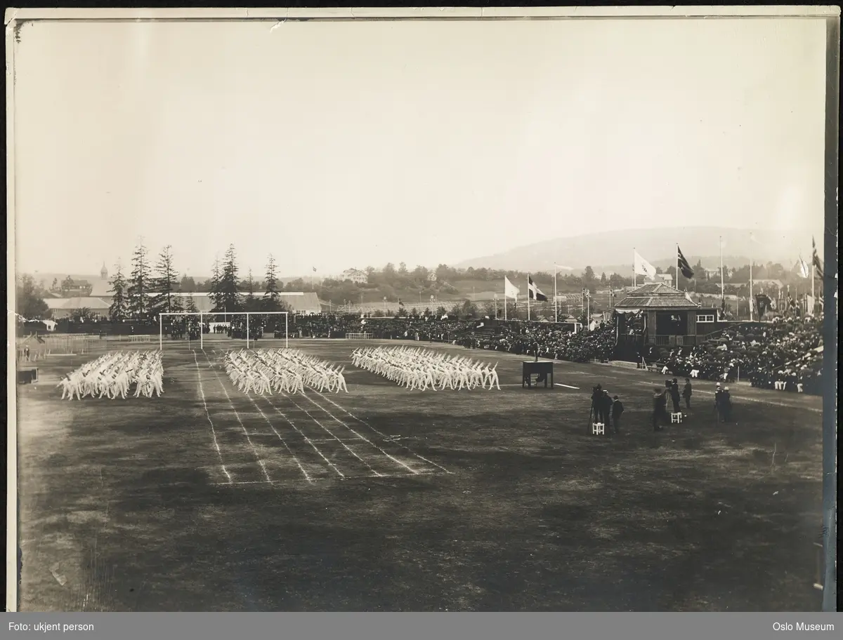 Jubileumsutstillingen 1914, Frogner stadion, turnoppvisning, menn, publikum, kongetribune, fotografer, kulturlandskap, villabebyggelse