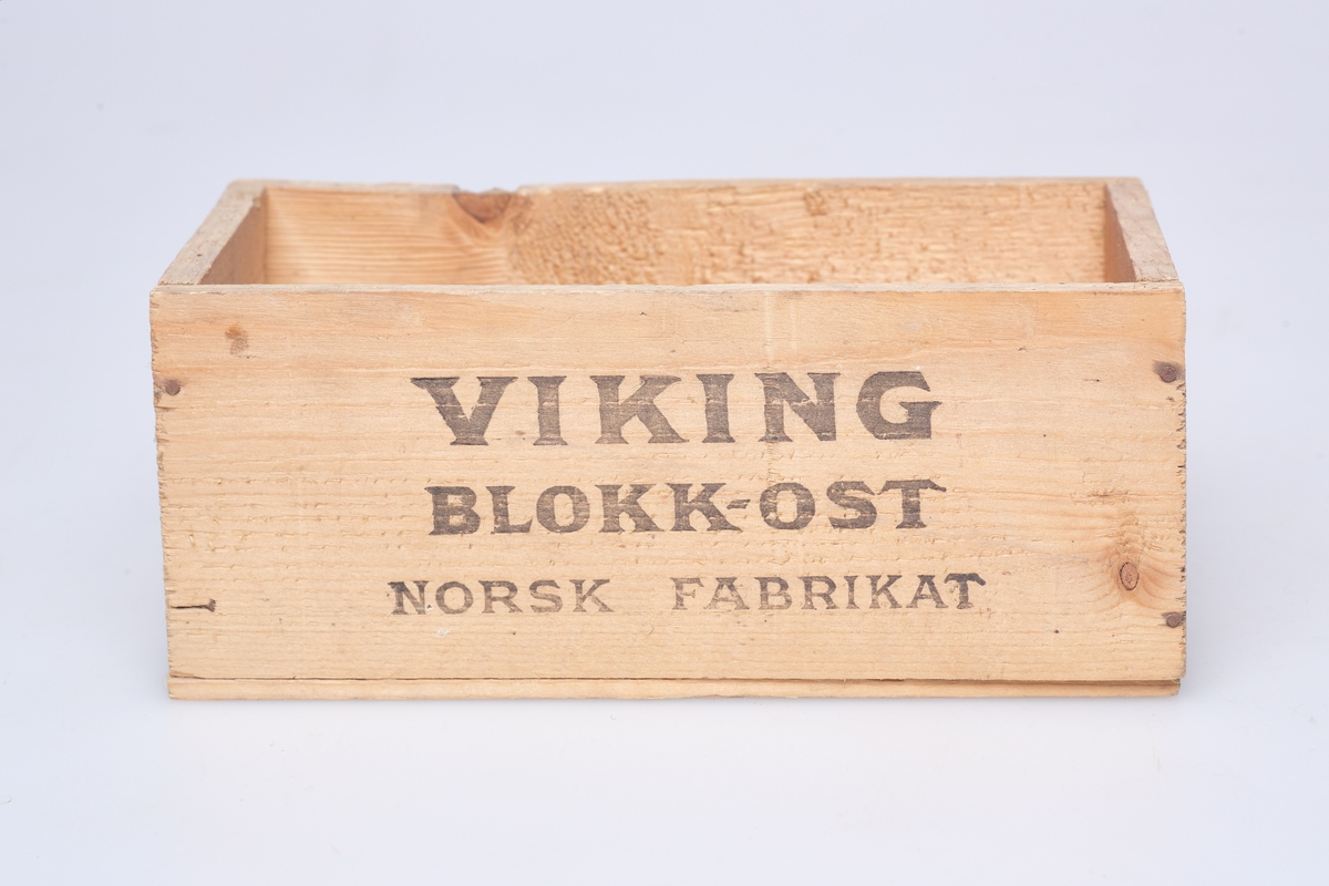 Treeske for frakt av pakker med Viking blokk-ost. Esken har ikke lokk.