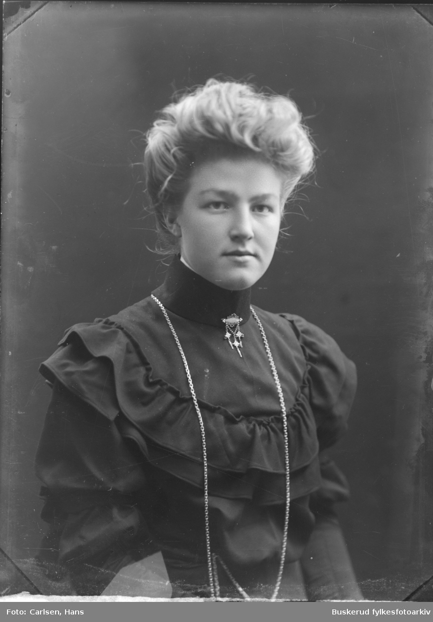 Ingeborg Knæstang, f.1887-08-31 i Haugsbygden. Ringerike datter av Christian Knæstang f1863 og Maren Knæstang f. 1855
