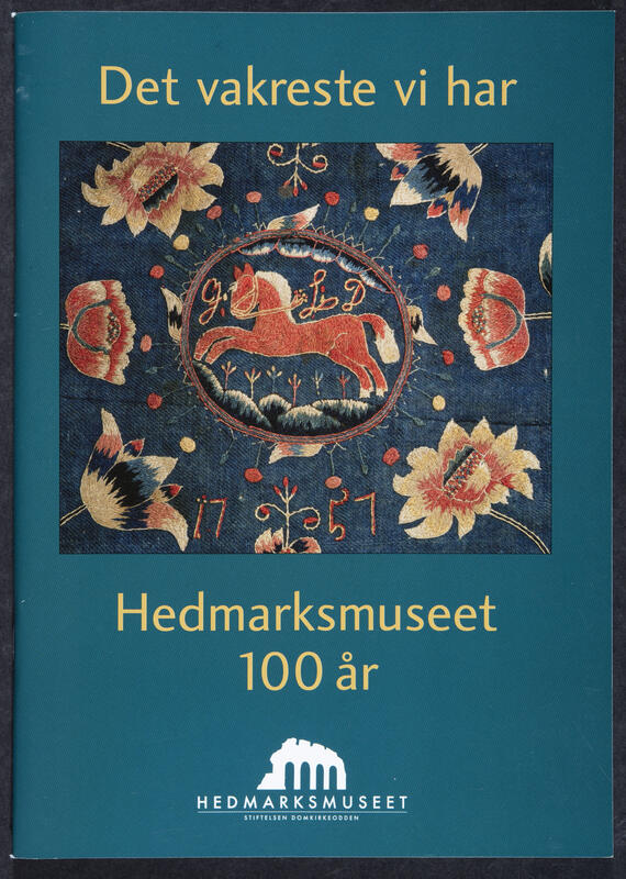 Utstillingskatalog for gjenstandsutstilling til Hedmarksmuseet 100 år.