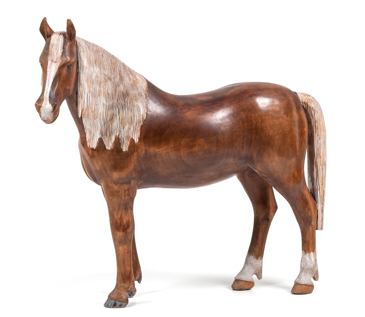 Träskulptur "Häst" av Lars From (1867-1945) från Hälsingland. Naturalistisk häst. Brun med vit man och svans. Vita strumpor på bakbenen. From brukar signera sina hästar med initialerna LF på någon av de bakre hovarna. Denna häst verkar vara osignerad.