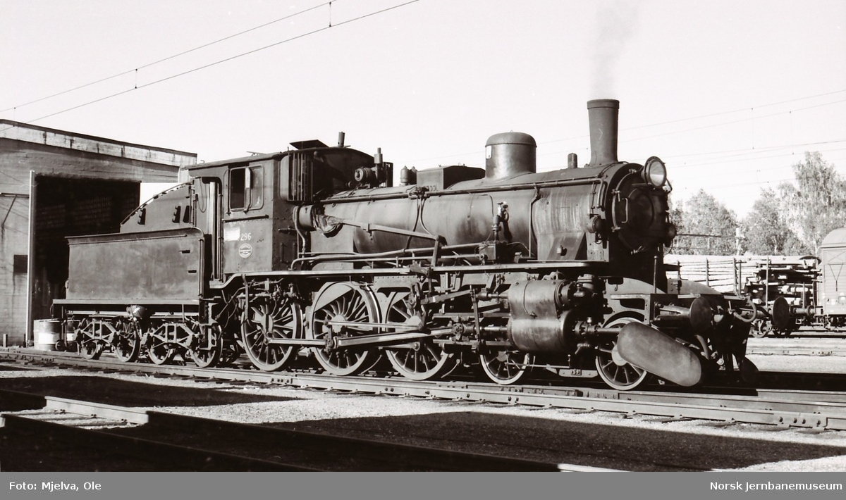Damplokomotiv type 27a nr. 296 ved lokomotivstallen på Eina stasjon