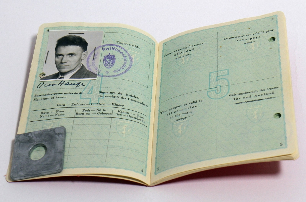 Passet til Olav H. Hauge. Foto er sensurert for sensitive opplysingar.