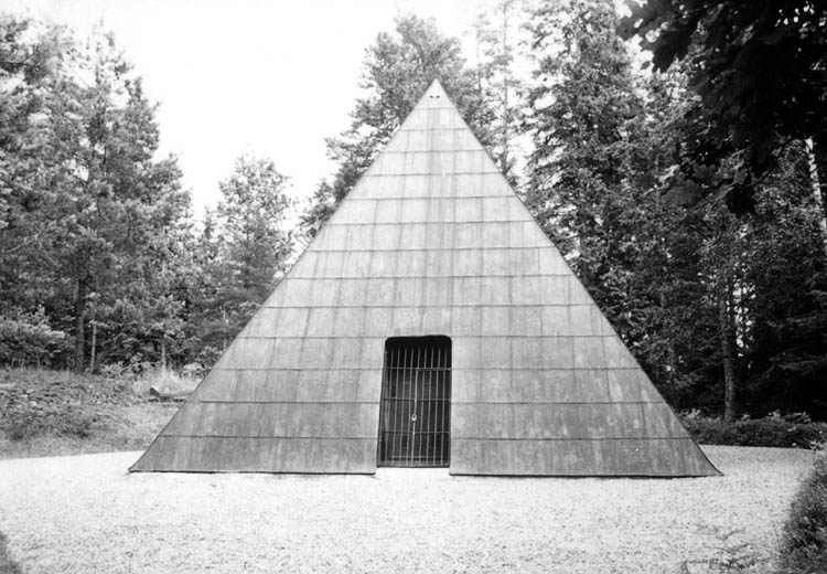 Gravplatsen (pyramiden) vid Stjärneborg slott i Aneby kommun.
