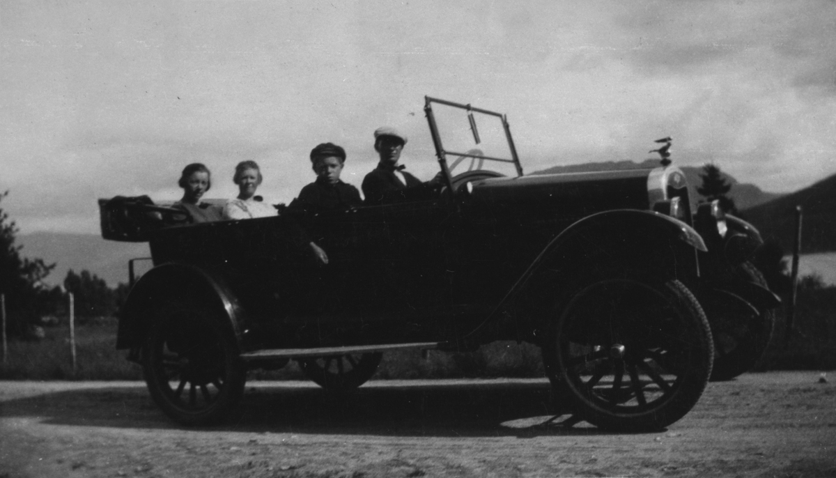 Køyretur i ny bil, 1936. Frå venstre: Ellen Lunde, Inger Lunde, ukjend gut og Endre E. Heggen (sjåfør).