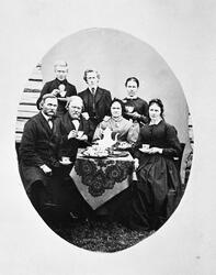Gruppebilde fra Vik på Eina, ca 1875. Foran sitter Brennerik