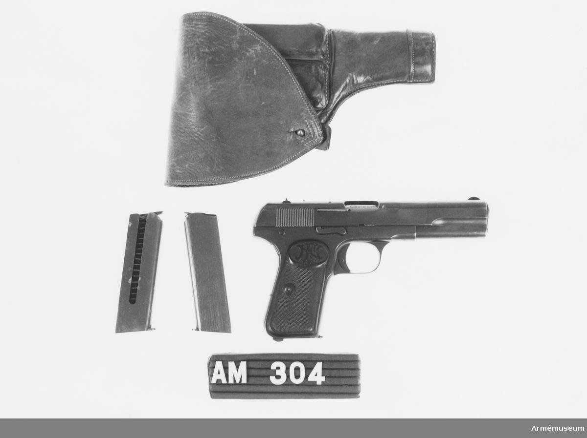 Fodral och två magasin till pistol m/1907 system Browning.
Pistolfodralet något malätet.