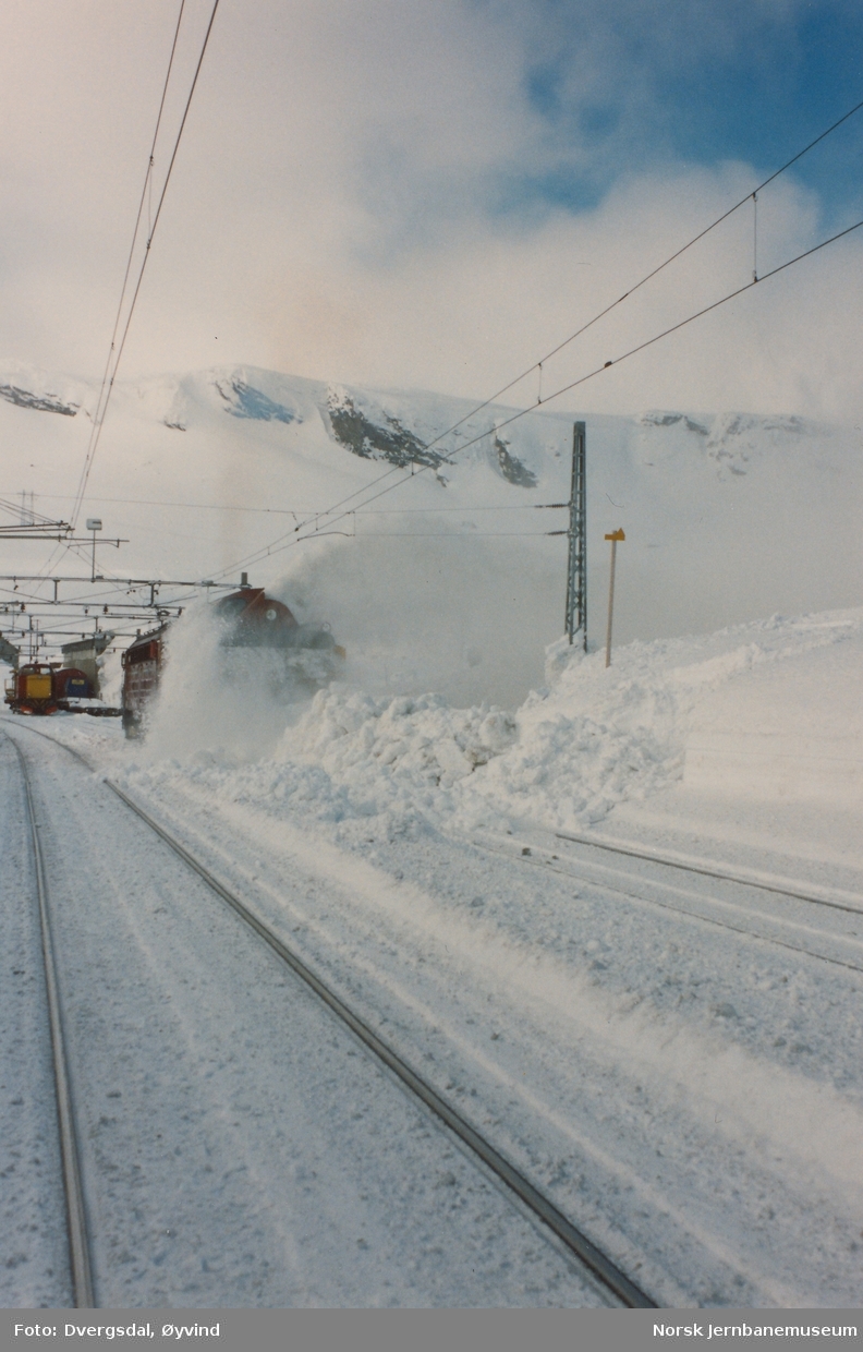 Snørydding i spor 2 på Finse stasjon med roterende snøplog DiR1 nr. 501