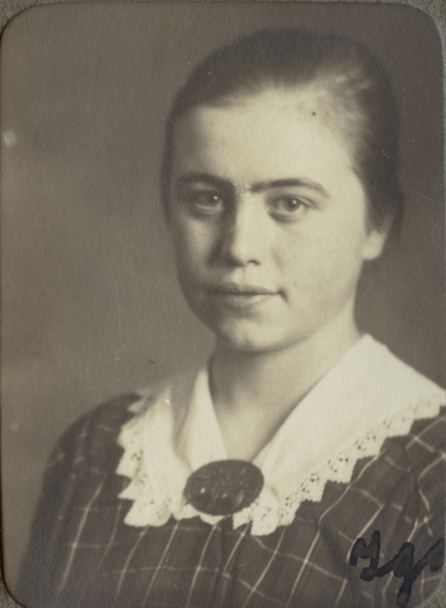 Ingeborg Österlund (Igd). Ur album Kurskamrater som delade ljuvt och lett, på Telegrafkursen i Stockholm 1920.