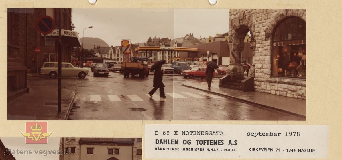 Bybilde fra E 69 X Notenesgata i Ålesund september 1978. Mange kjøretøy vises i trafikkbildet. En lys Volvo Amazon stasjonsvogn og en blå Volvo 240 personbil i vegkrysset.