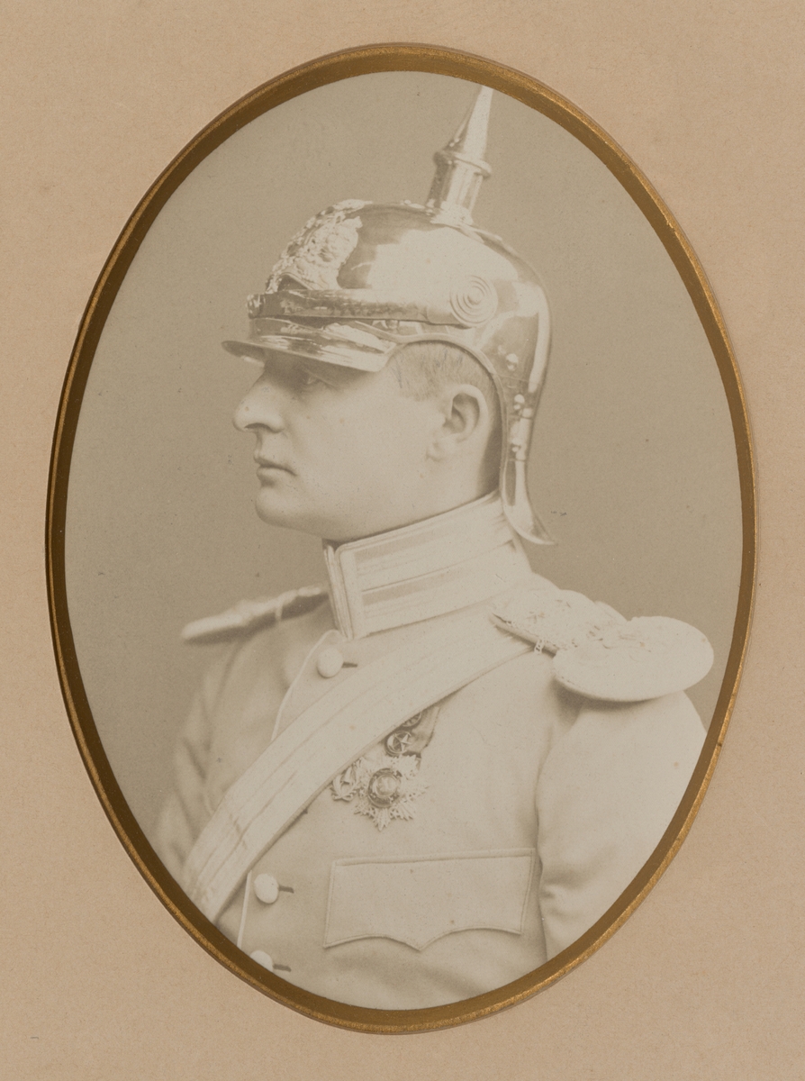 Porträtt av Nils Gustaf Bonde, löjtnant vid Livgardet till häst K 1.

Se även bild AMA.0000982.