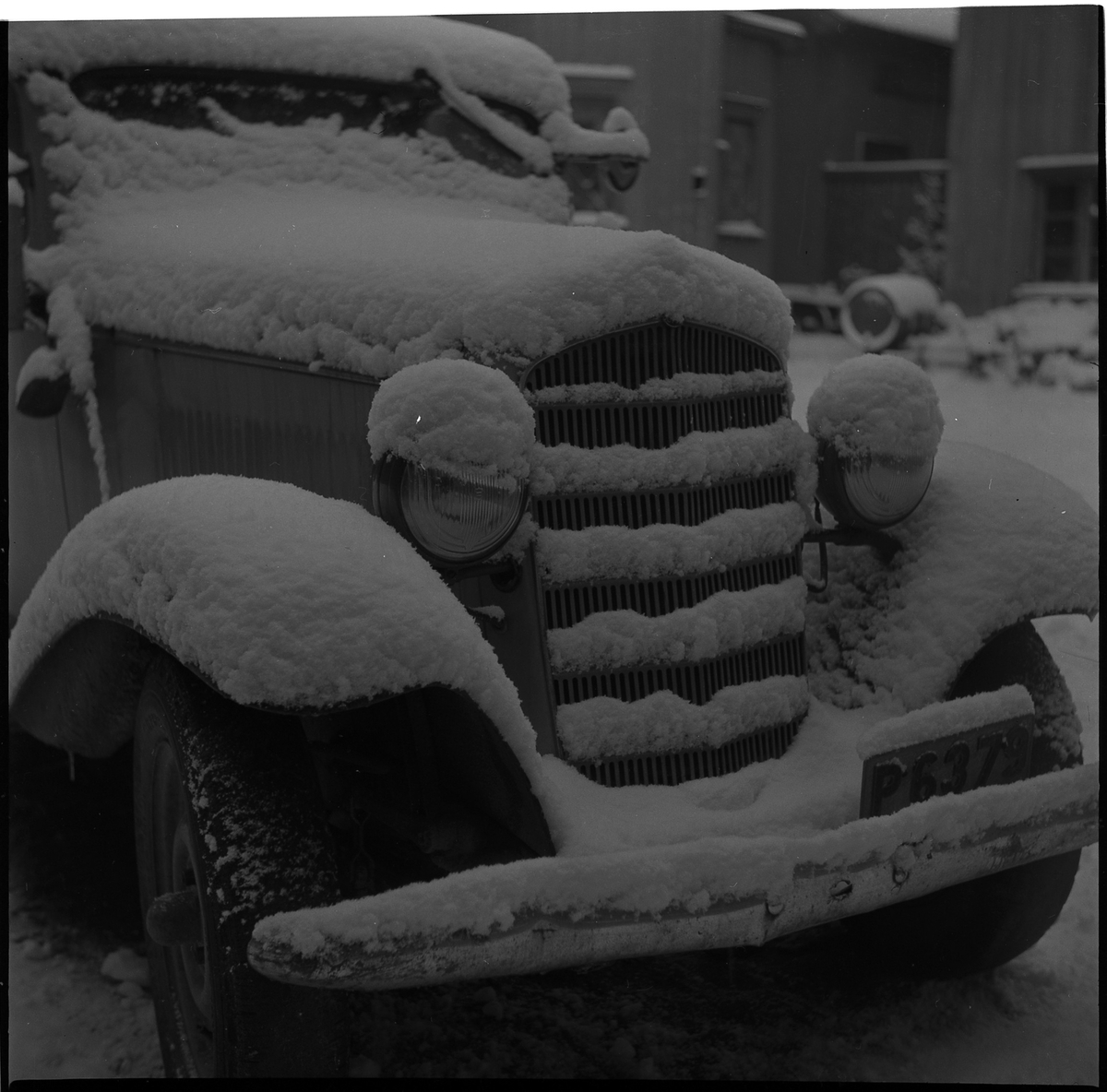 Bil på gården i kv Jägaren 11. Januari 1950
