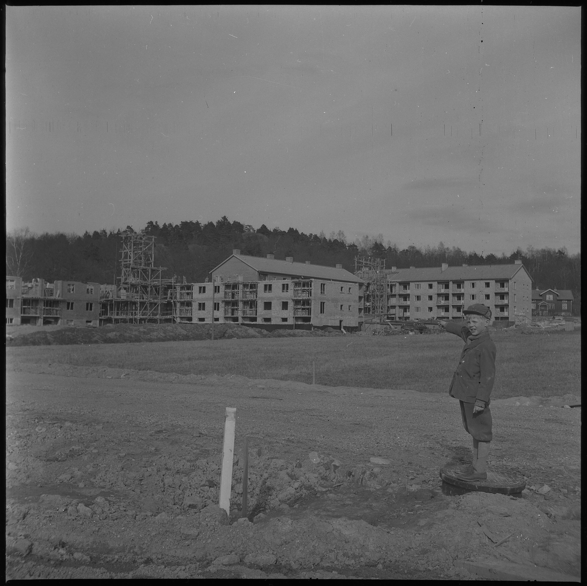 Okänd pojke vid byggnationen av Stockslycke, mars 1950