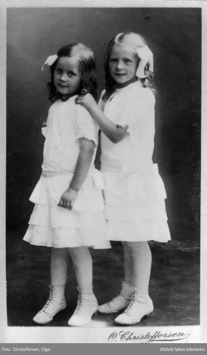 Portrett av søstrene Else og Gudrun Rønning. Else, senere g. Fredriksen, husmor. Gudrun, senere g. Heines, sykepleier og husmor. Bildet tatt ca. 1917. Søstrene var født på Kornsjø, flyttet som tenåringer til Sarpsborg. (Else er mor til bildets eier).