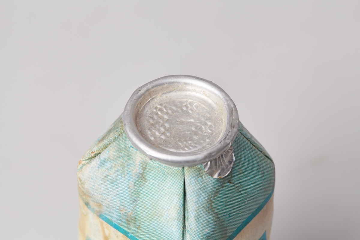 Ata Kraft skurepulver fra Persil. I flaskeformet pappembalasje, med blikkbunn og kork i blikk. 
