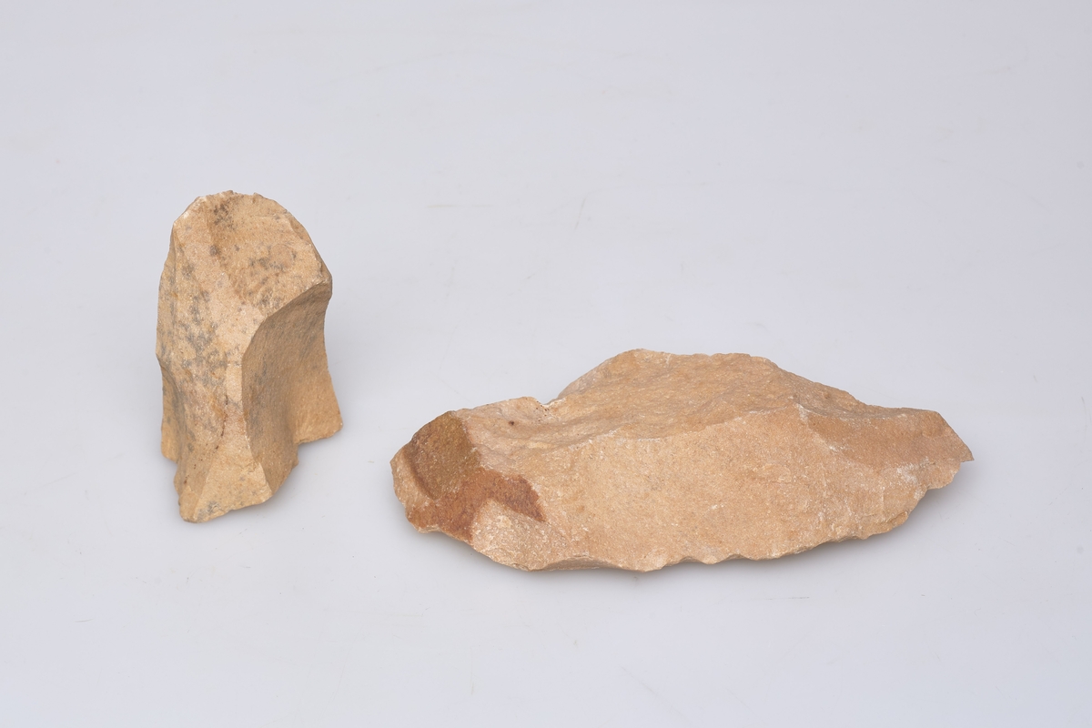 Mottatt som steinalderredskap fra Vest-Tyskland. Stein av lyst materiale. (a) spissnevestein, (b) og (c) nuklei, (d) høyrygget skraper, (e) hovl, (f), (g), (h), (i), (j) og (k)  6 kniver, i skraper, av lyst materiale 3 skrapere.  
I konvolutt ligger en beskrivelse som giveren har laget for museet, giveren er bestyrer ved museet i hans hjemby i Tyskland .... forts. på reg.kort.
