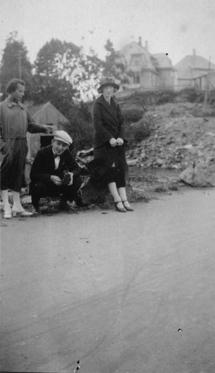 Ungdommar på tur til Stord, ca. 1930. Frå venstre: ukjend, Erik Ryen og Julie Ryen.