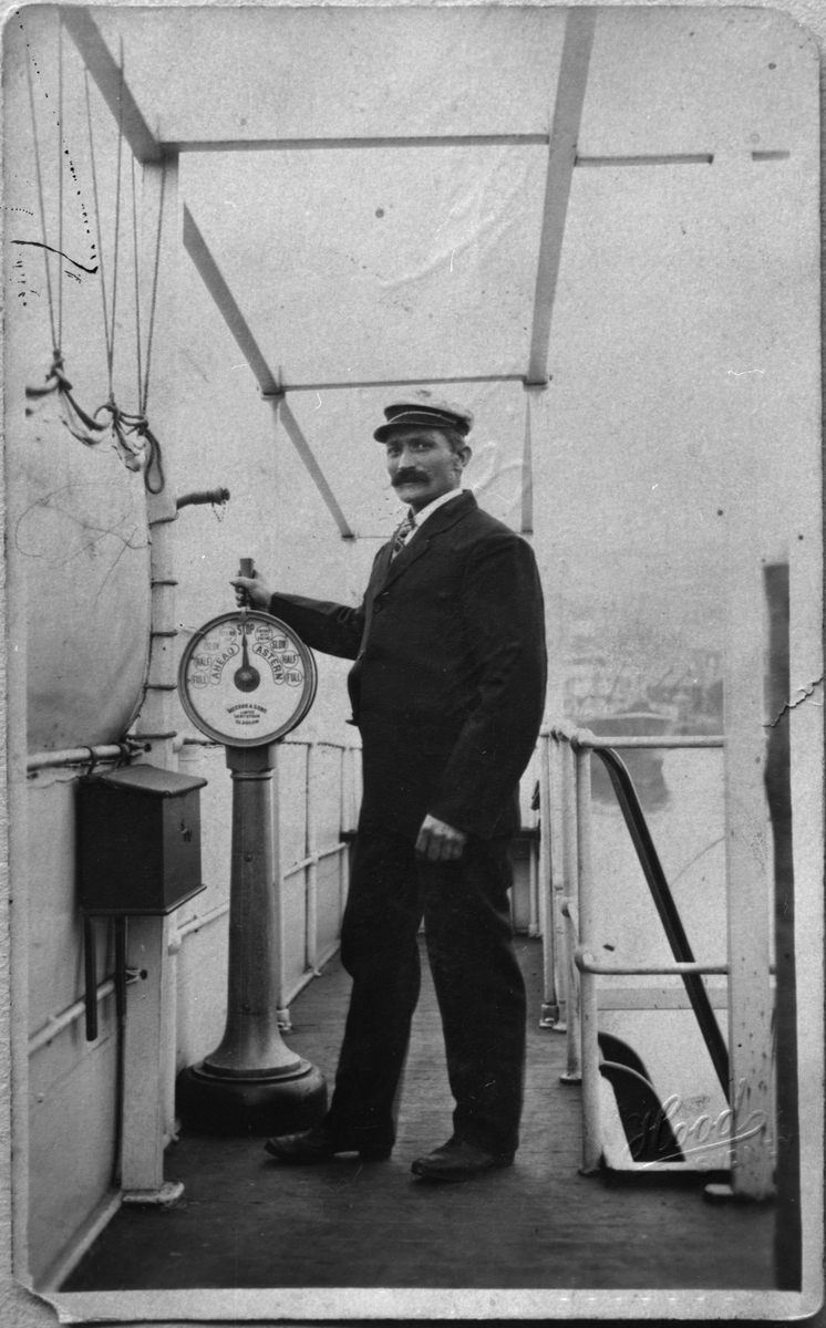 Skipper Sjur Øygarden Hauge Haugsgjerdet om bord i skip, ca. 1925.