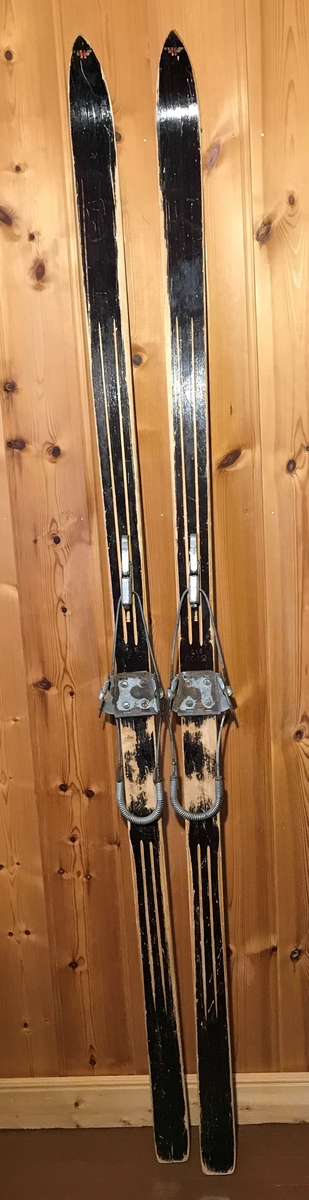 Et par ski med metallbinding
