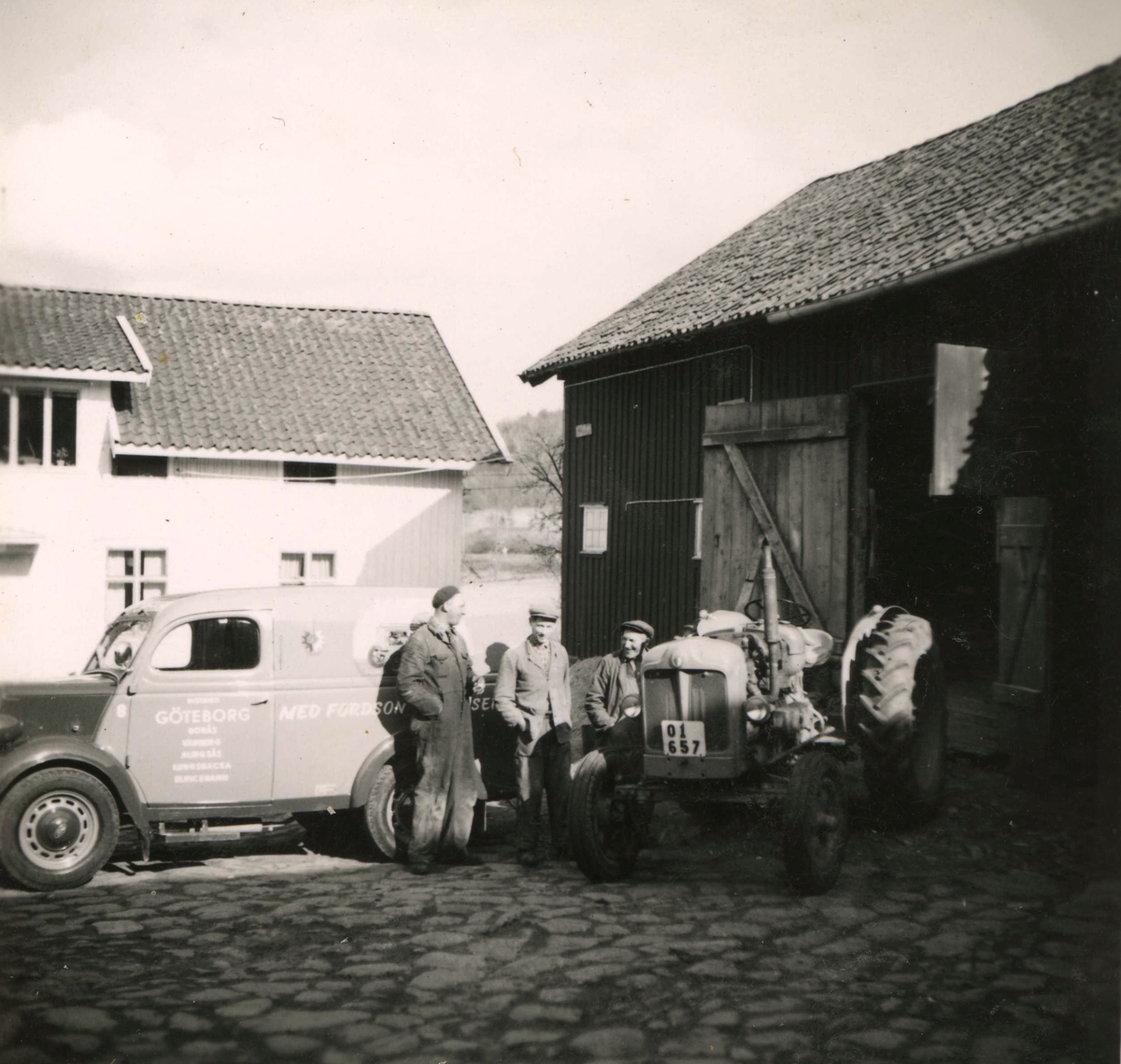 Gårdsplanen vid Ekans gård, Ekan 1:1, år 1953. 
Från vänster: 1. traktorreparatör Malte. 2. Rolf Svensson (1909 - 1989), ägare av gården. 3. Robert Pettersson (1886 - 1968), dräng på gården sedan 1912. Relaterade motiv: A1149 och A1152.