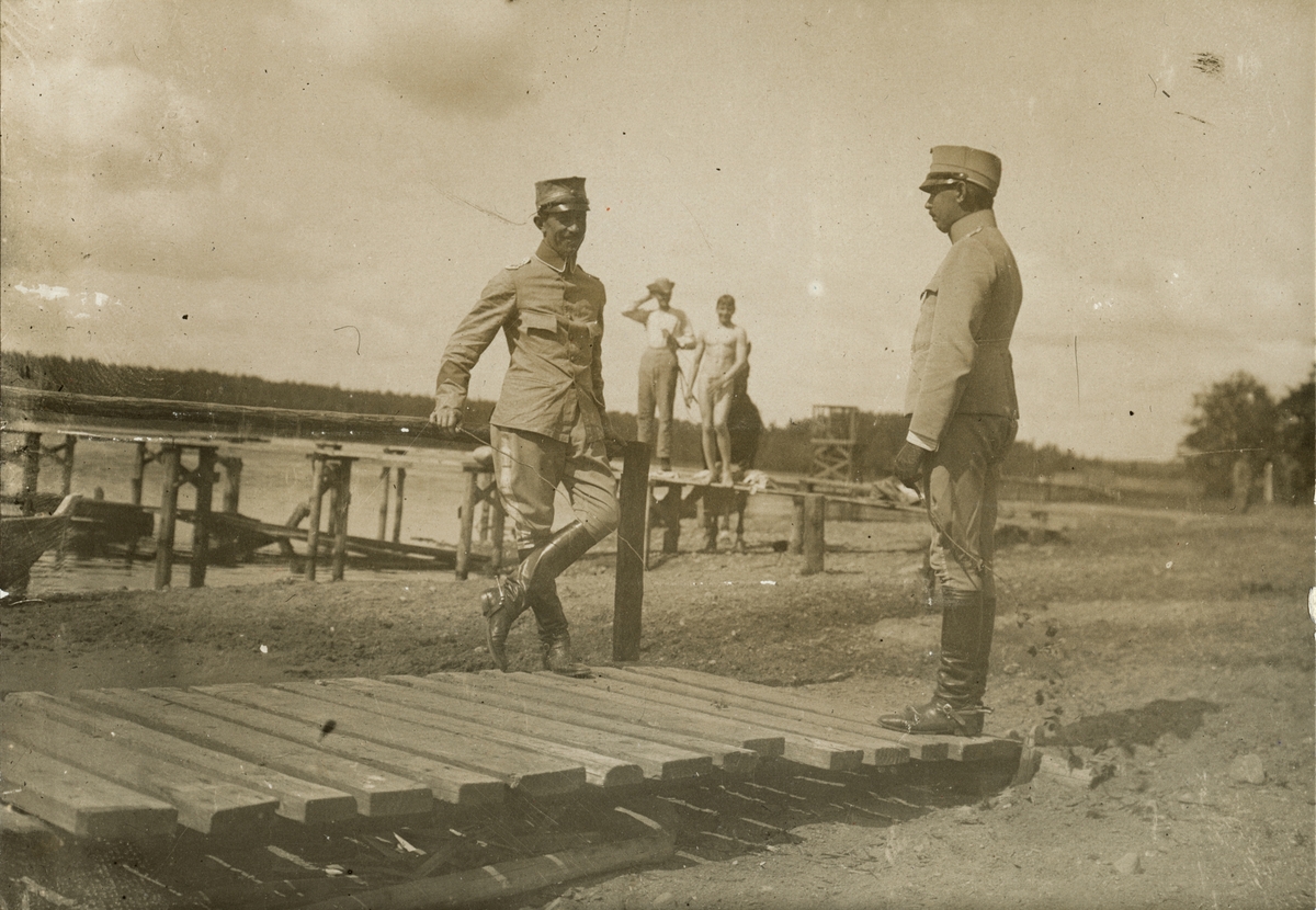 Soldater från Kavalleriskolan vid vattendrag.