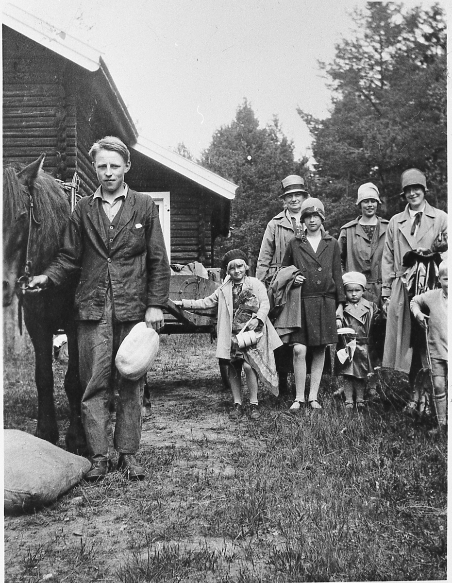 Fra hytta på Vasslia, 1929. Turister på vei hjem. Skyssgutt Ole Flågan skal kjøre til Kolsrud.