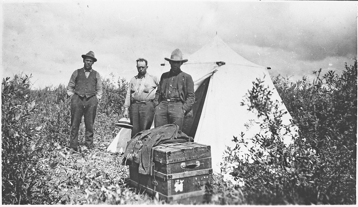 Torger Grønseth og to ukjente brødre av norsk ætt, i Canada, 1928. De er på vei til Montney i British Columbia. Det var der de skulle få land og slå seg ned. 
