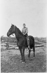 Ole Grønseth på hesteryggen i Canada, omkring 1936. Innhegni