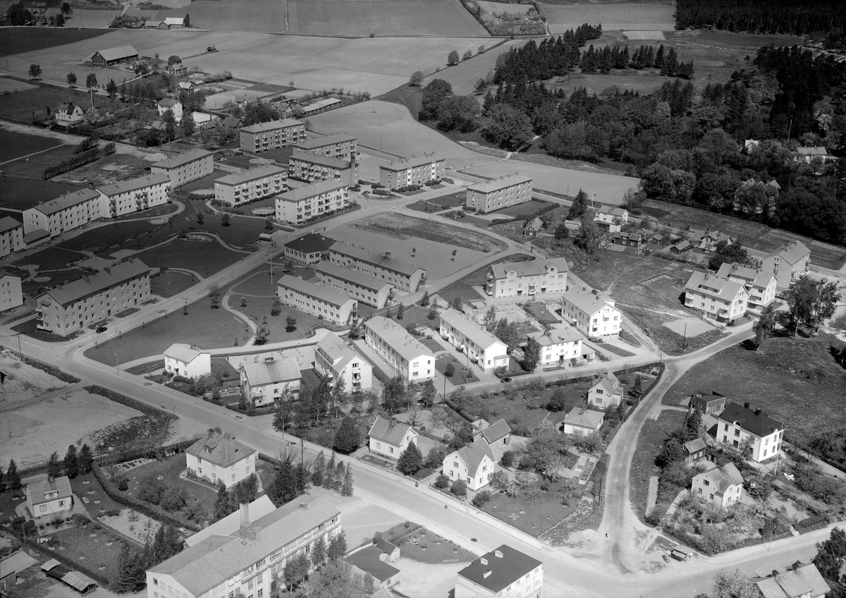 Flygfoto över Mjölby. Vy över stadsdelen Kungshöga med bebyggelsen mellan Burensköldsvägen och Kungsvägen som vid tiden ännu hade blygsamma mått.