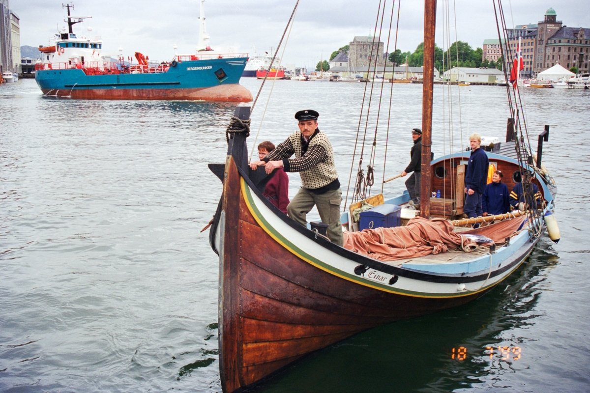 Nordlandsbåten "Einar" på havna i Bergen.
