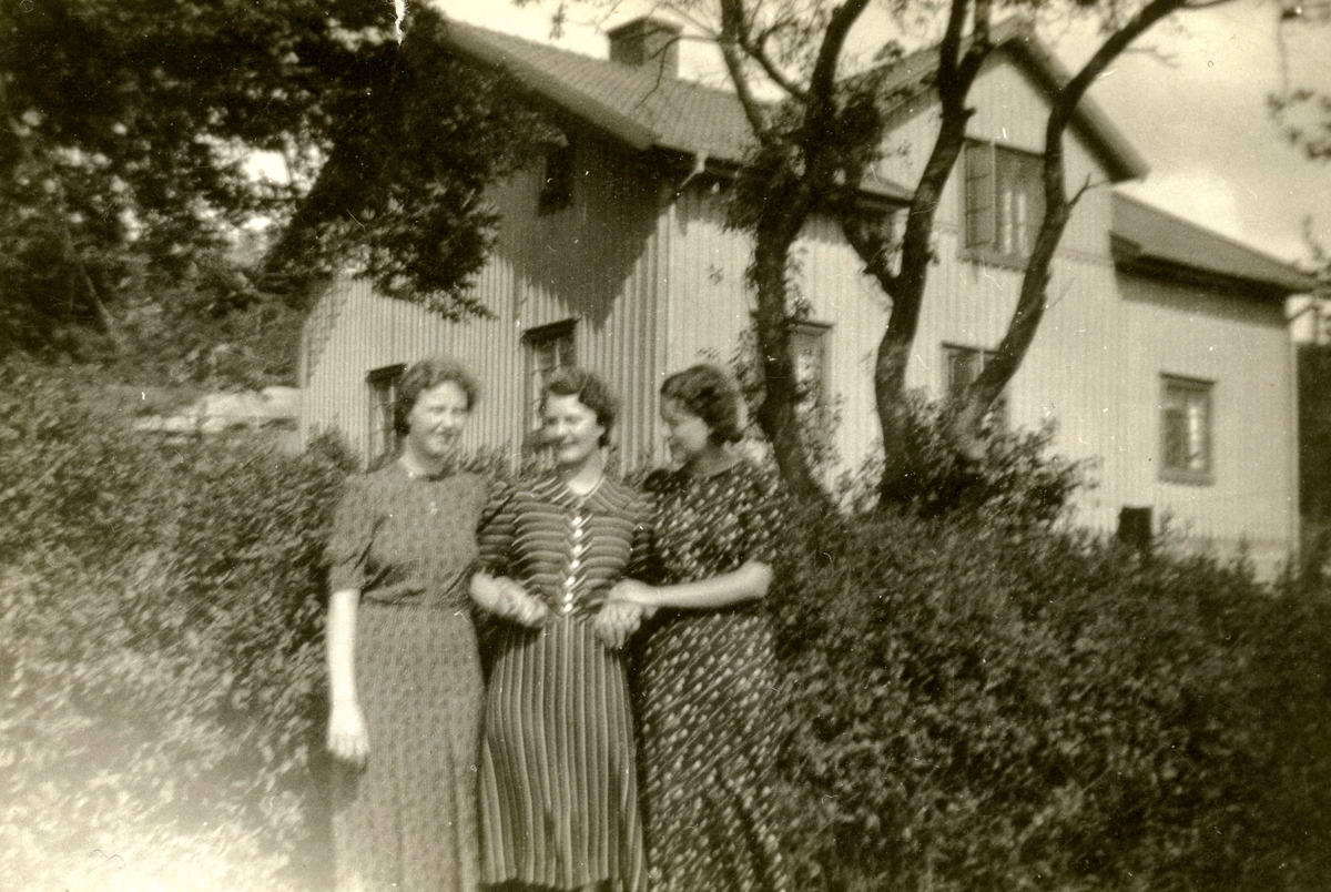 Tre systrar står utanför Livered 1:15 "Majas" på Streteredsvägen 36, cirka 1940. Från vänster: Astrid (1922 - 2011, gift Dahl), Ingrid (1918 - 2001, gift Skansing) och Märta (1920 - 1988, gift Nilsson).