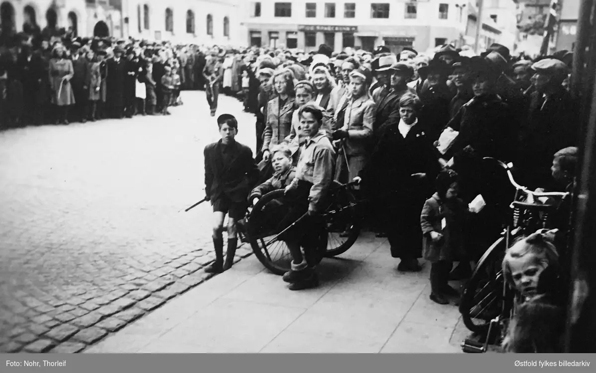 Frigjøringsdagene i Halden i mai 1945, etter andre verdenskrig. Folkemengde, og barn.