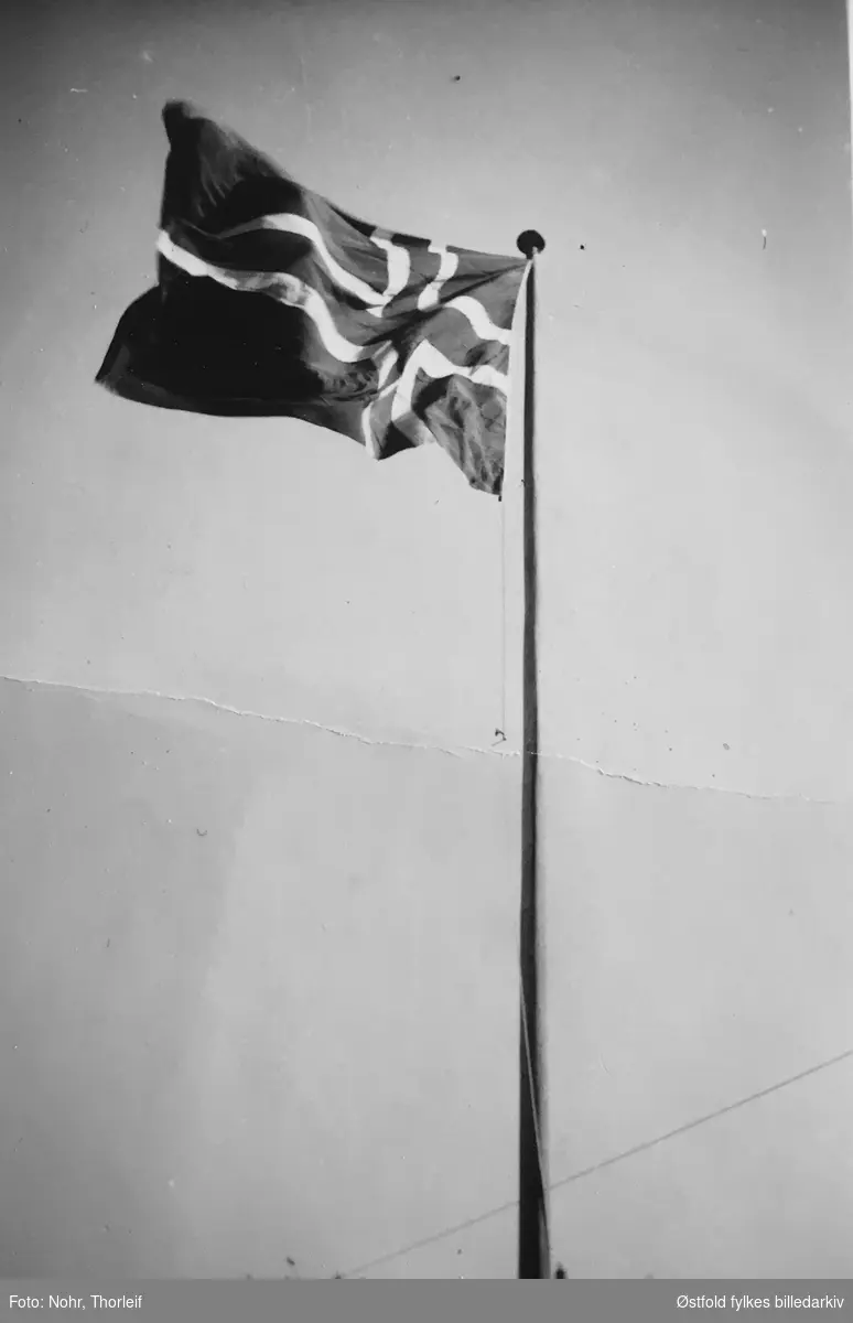 Frigjøringsdagene i Halden i mai 1945, etter andre verdenskrig. Flagget er heist på Fredriksten festning lørdag 12. mai kl. 12.00.