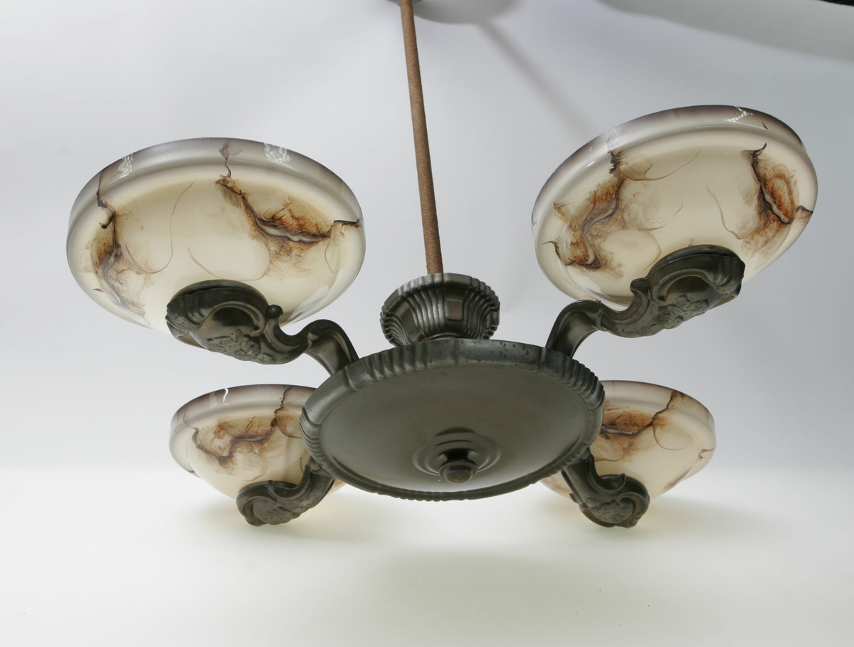 Taklampe fra 1930-tallet, en nyklassisistisk lampe med fire håndmalte glasskjermer til stue/spisestue 